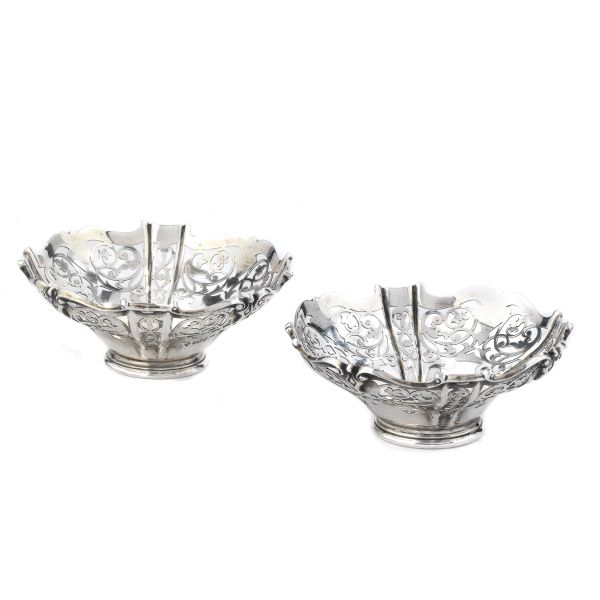 A PAIR OF LITTLE SILVER&nbsp; BASKET, SHEFFIELD, 1906, MARK OF MARTIN HALL &amp; CO