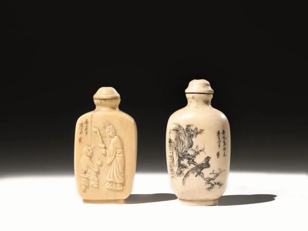 Due snuff bottles, Cina periodo repubblicano, in avorio, un lato scolpito con figure e l'altro inciso con paesaggi, alt. cm 6,7 e 6,2 (2)