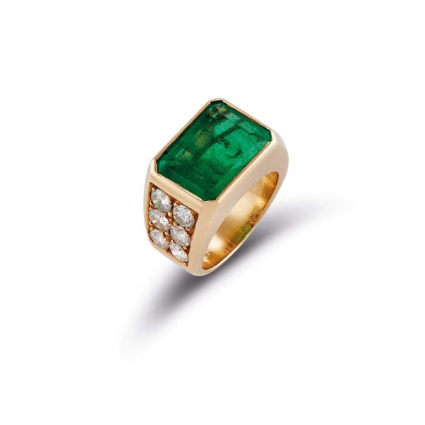



EMERALD AND DIAMOND BAND RING