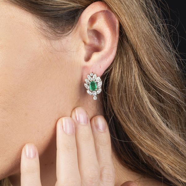 PAIO DI ORECCHINI FLOREALI CON SMERALDI E DIAMANTI