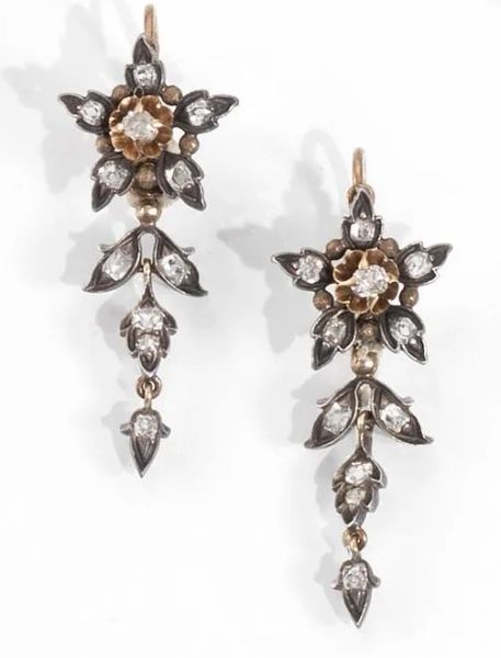  Paio di orecchini pendenti, fine sec. XIX, in argento, oro giallo e diamanti di taglio vecchio 