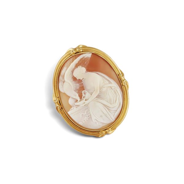 SHELL CAMEO BROOCH IN GOLD