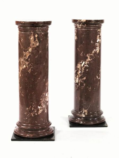  Coppia di colonne portavaso  in legno pitturato a finto marmo, poggianti su basi quadrate in legno laccato nero, alt. cm 115 (2)                                    