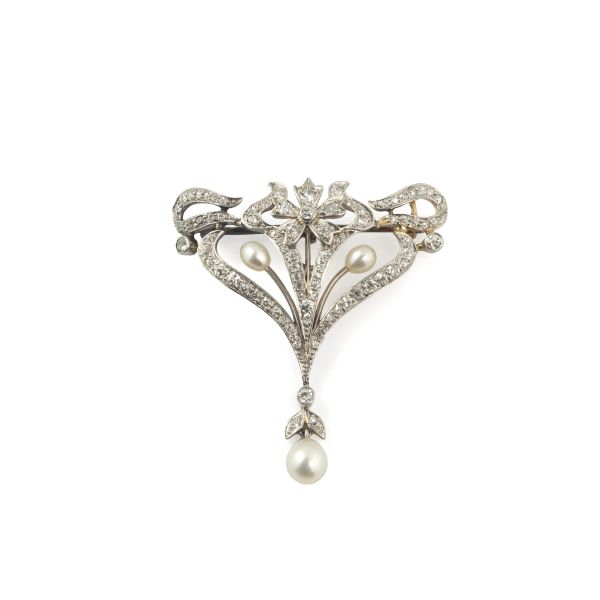 



DIAMOND AND PEARL FLORAL BROOCH IN 18KT TWO TONE GOLD