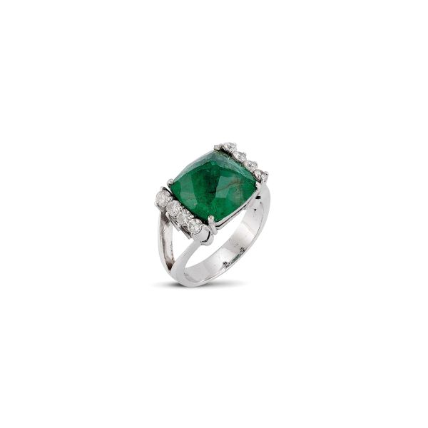 



EMERALD AND DIAMOND RING IN 18KT WHITE GOLD 