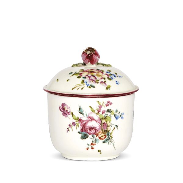 A VILLEROY SUGAR BOWL WITH LID, MENNECY, CIRCA 1750