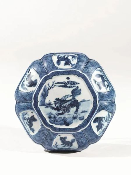  Coperchio di scatola Cina secolo XVIII,  in porcellana bianca e blu, decorato a riserve con figure di animali, diam cm 20,5