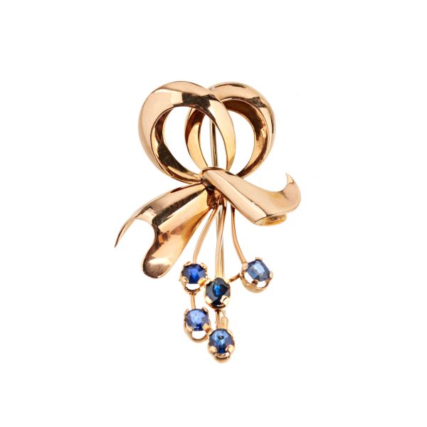 SAPPHIRE RIBBON-SHAPED BROOCH IN 18KT YELLOW GOLD 