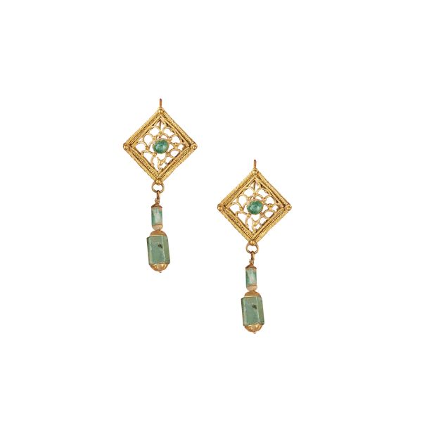 EMERALD DROP EARRINGS IN 18KT YELLOW GOLD