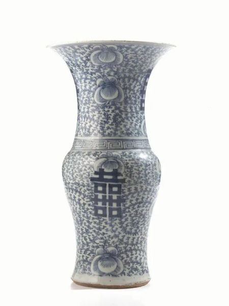 Vaso bianco e blu, Cina periodo Guangxu, a coda di fenice, decorato a tralci fioriti e simboli di buon auspicio, alt. cm 40