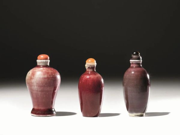  Tre snuff bottles, Cina sec. XIX-XX , dalla forma ad anfora in porcellana invetriata rosso ruggine, la piu alta alt. cm 8 (3) 