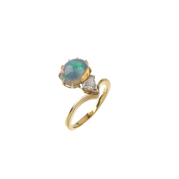 



OPAL AND DIAMOND RING IN 18KT YELLOW GOLD