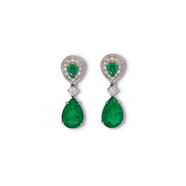 



EMERALD AND DIAMOND DROP EARRINGS IN 18KT WHITE GOLD