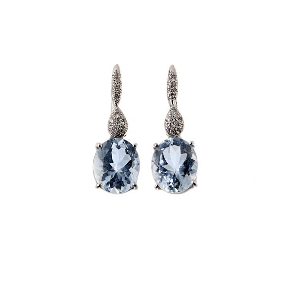 



DIAMONDS AND ACQUAMARINE EARINGS IN 18KT GOLD