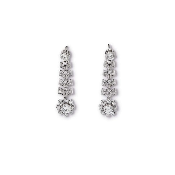 



PAIR OF LONG EARRINGS WITH DIAMONDS
