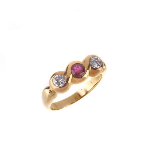 RUBY AND DIAMOND TRILOGY RING IN 18KT YELLOW GOLD