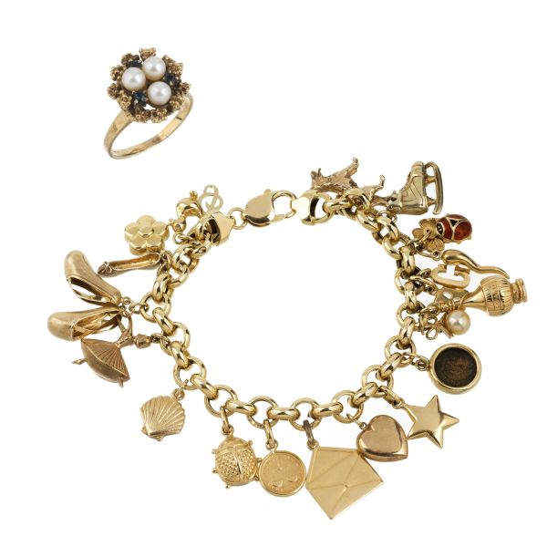 CHAIN BRACELET WITH CHARMS AND A RING IN GOLD