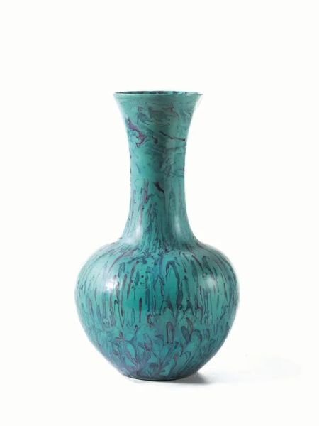  Vaso, Cina periodo repubblicano (1912-1949) , a bottiglia in porcellana a smalto azzurro marezzato, recante marchio Qianlong alt. cm 32