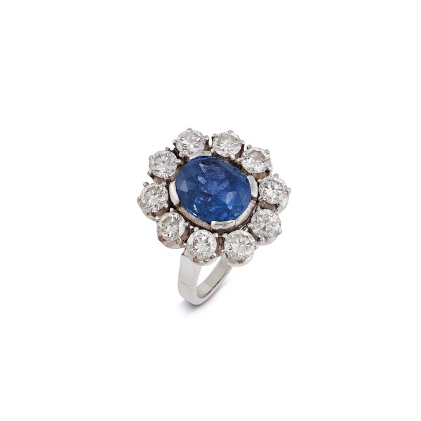 



FLOWER-SHAPED RING WITH SAPPHIRE AND DIAMONDS