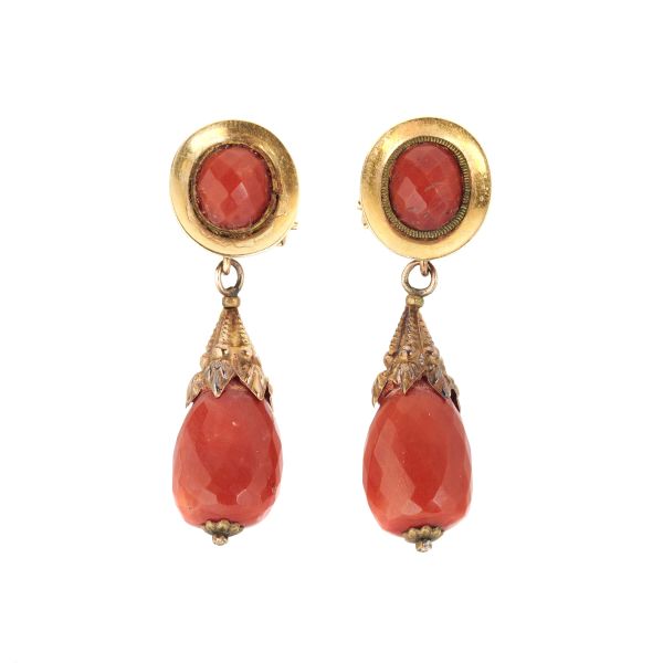 



PAIR OF EARRINGS WITH CORAL 