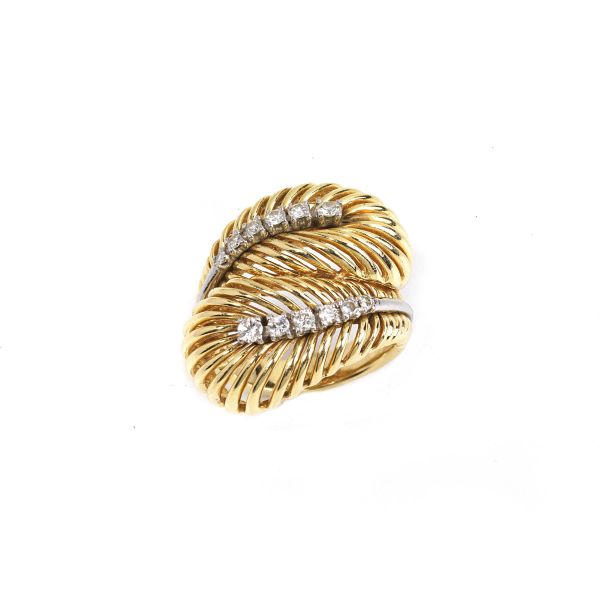 DIAMOND LEAF CONTRARIE RING IN 18KT TWO TONE GOLD