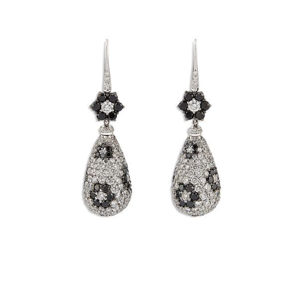 BLACK AND WHITE DIAMOND DROP EARRINGS IN 18KT WHITE GOLD