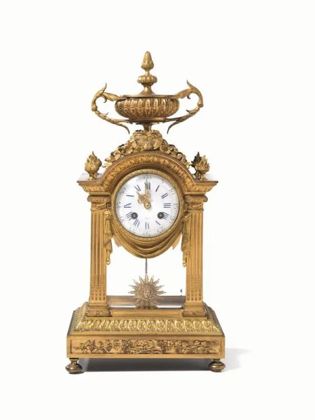  Orologio da tavolo, Francia, sec. XVIII,  in bronzo dorato, cassa con cimasa semicircolare sormontata da un vaso biansato, quadrante in smalto firmato Schmitz - Nice, alt. cm 47,  meccanismo da revisionare 