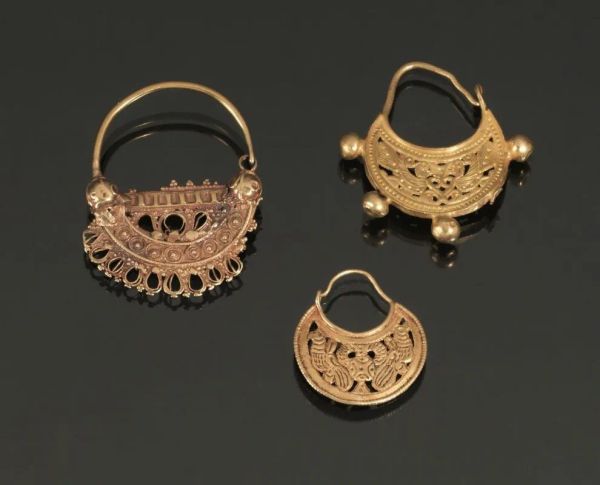  Tre orecchini bizantini 