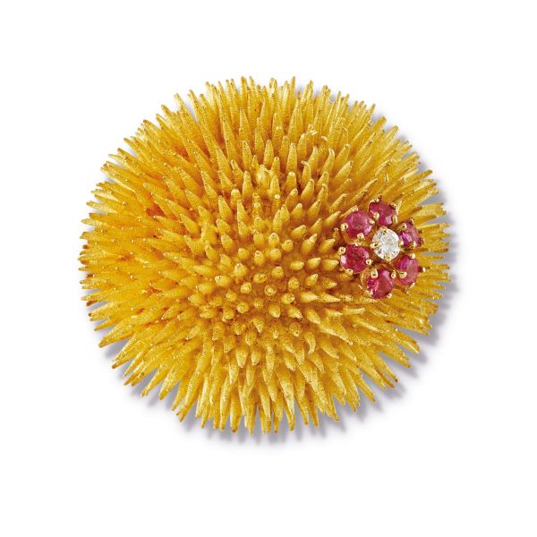 Tiffany &amp; Co - 



TIFFANY &amp; CO. RUBY AND DIAMOND BROOCH IN 18KT GOLD