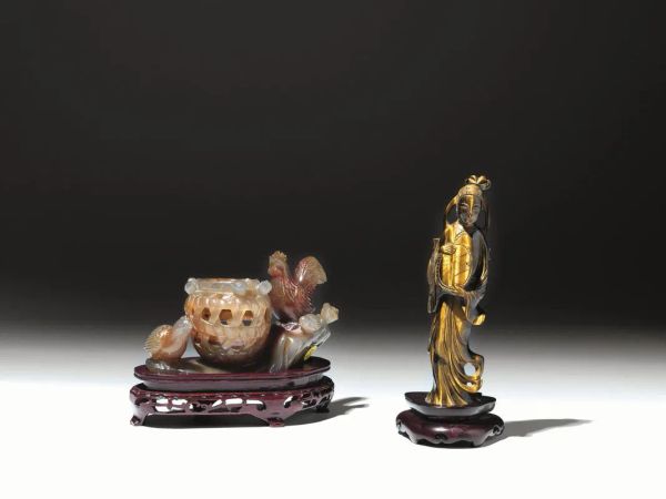  Piccolo gruppo scultoreo Cina sec. XIX,  in corniola raffigurante vasetto con due