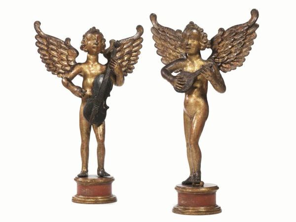  Coppia di sculture, sec. XVIII,  Angeli stanti con strumenti musicali, in legno intagliato, scolpito e dorato, poggianti su basi circolari, alt. cm 52 (2)                         