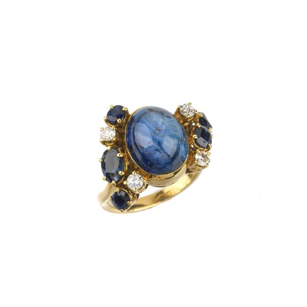 



SAPPHIRE AND DIAMOND RING IN 18KT YELLOW GOLD