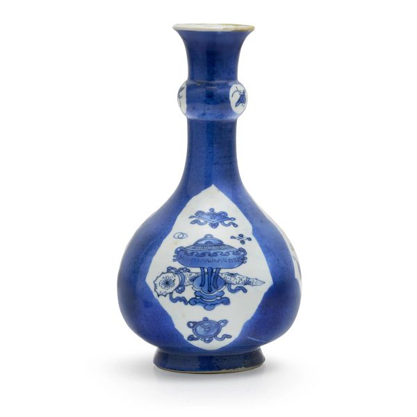 



VASO IN PORCELLANA CON SMALTO BLU E DECORAZIONE RISERVATA IN BLU SOTTOSMALTO, CINA, DINASTIA QING, XVIII SECOLO