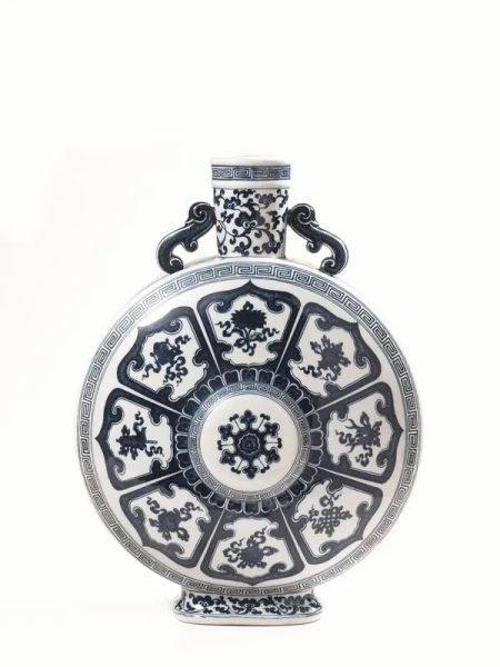 Vaso moonflask Cina, secolo XX, in porcellana bianca e blu, alt. cm 49,5