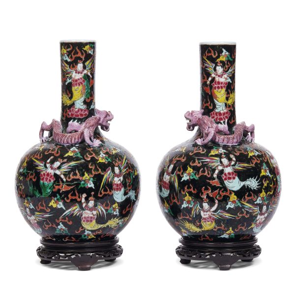 A PAIR OF VASES, CHINA, QING DYNASTY, 20TH CENTURY