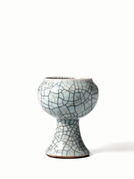  Coppa, Cina dinastia Qing, sec. XVIII,  in ceramica celadon con invetriatura craquelÃ©, alt. cm 14