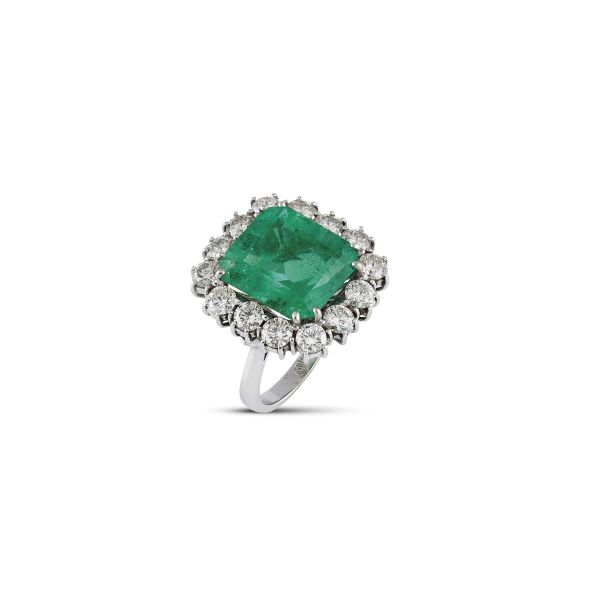 MARGUERITE-SHAPED EMERALD AND DIAMOND RING IN 18KT WHITE GOLD