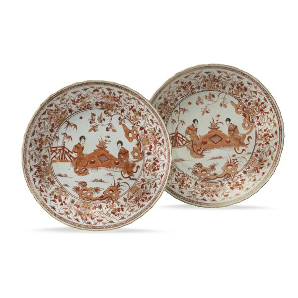 



A PAIR OF IRON-RED AND GILT PORCELAIN PLATES, CHINA, QING DYNASTY, 18TH CENTURY