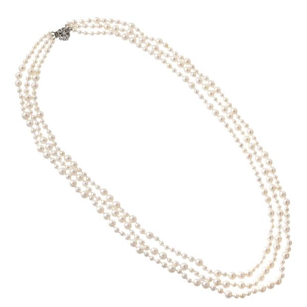 



LUNGA COLLANA DI PERLE 