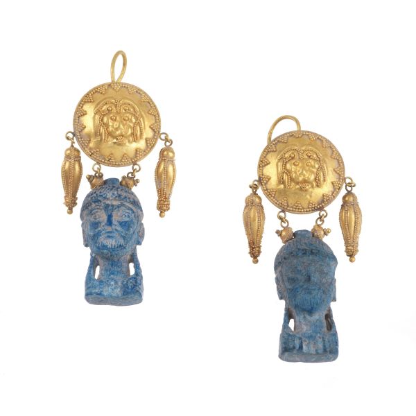 ARCHAEOLOGICAL STYLE PENDANT EARRINGS IN 18KT YELLOW GOLD AND STONE