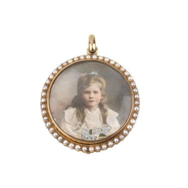 PENDANT WITH A PORTRAIT