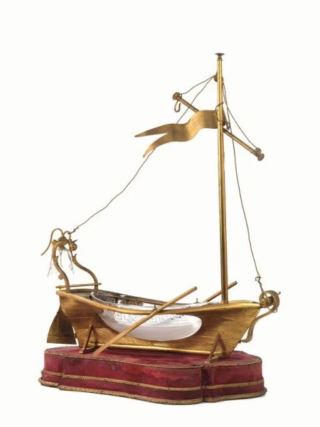  Barca porta-ostriche, Francia, periodo Napoleone III,  in bronzo dorato e vetro satinato, alt. cm 64, montato su pannello in velluto rosso
