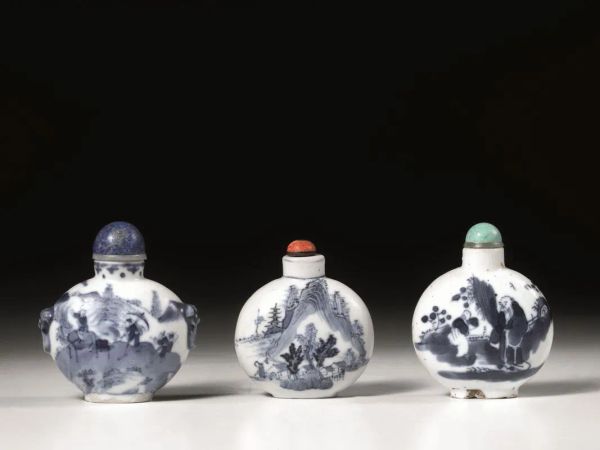  Tre snuff bottles, Cina, periodo repubblicano,  in porcellana bianca e blu