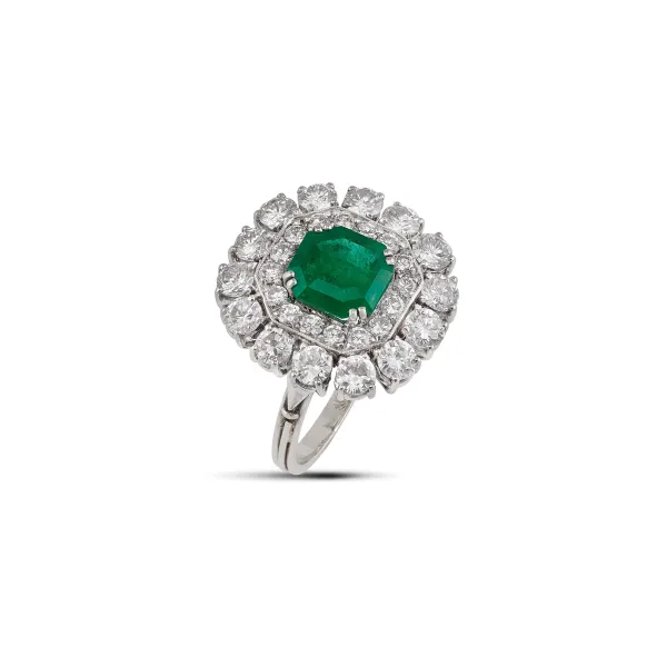 



EMERALD AND DIAMOND RING IN 18KT WHITE GOLD