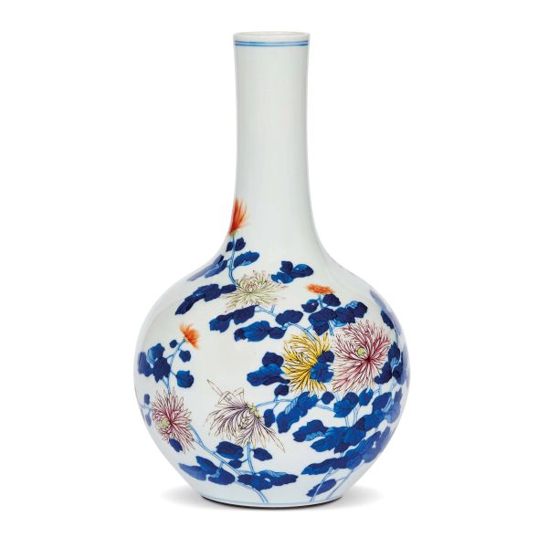 



BOTTLE-SHAPED PORCELAIN VASE, CHINA, QING DYNASTY, 19TH CENTURY