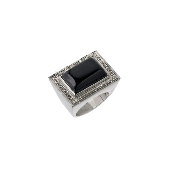 



ONYX AND DIAMOND GEOMETRIC RING IN 18KT WHITE GOLD