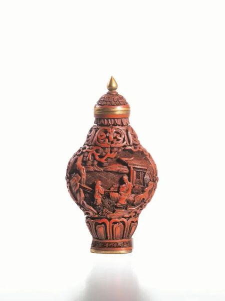 Snuff bottle, Cina sec. XIX, in lacca rossa, finemente decorata con&nbsp; personaggi in un giardino di palazzo, marcata alla base Qianlong, alt. cm 8,4