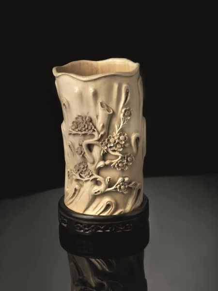 Vaso porta pennelli Bitong, Cina dinastia Qing, sec. XIX , in avorio scolpito, lavorato in rilievo a motivo di arbusti fioriti, alt. cm 24