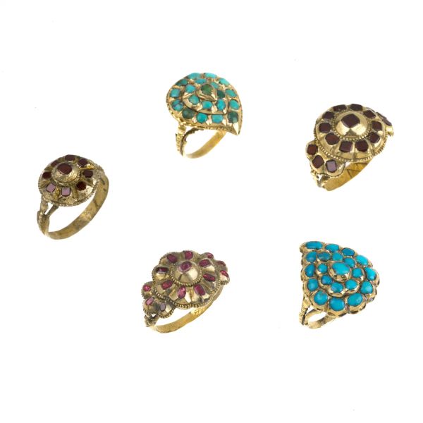 LOT COMPOSED OF FOUR 18KT YELLOW GOLD RINGS AND ONE METAL RING