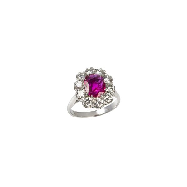 



ANELLO A MARGHERITA CON RUBINO E DIAMANTI